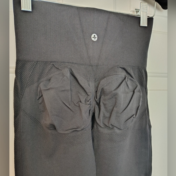 Seamless Flow Butt Lift Rouched Black 7/8 Leggings Tummy Control - Picture 3 of 11